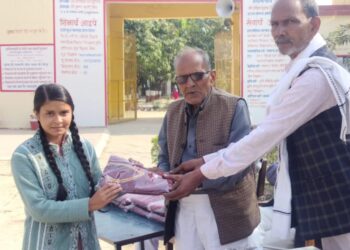जनता इंटर कॉलेज में 400 जरूरतमंद छात्रों को स्वेटर वितरित