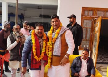 ठंड में सेवा की गर्माहट, रामपुर गांव में जरूरतमंदों को मिले कंबल
