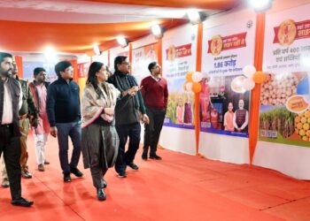 मंडलायुक्त सौम्या अग्रवाल ने माघ मेला क्षेत्र में लगी प्रदर्शनी का किया अवलोकन