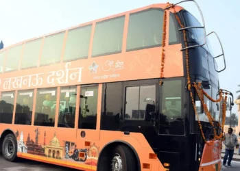 डबल डेकर इलेक्ट्रिक बस से शुरू हुआ लखनऊ दर्शन