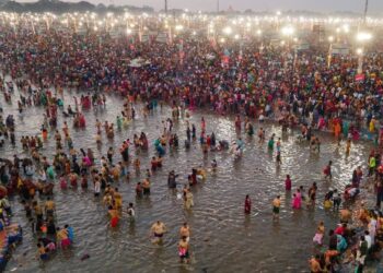 माघी पूर्णिमा स्नान पर संगम में उमड़ा श्रद्धालुओं का सैलाब, 1.50 करोड़ श्रद्धालुओं ने लगाई आस्था की डुबकी