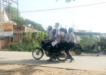 स्कूली बच्चों की घोर लापरवाही, मौत को दे रहे दावत
