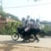 स्कूली बच्चों की घोर लापरवाही, मौत को दे रहे दावत