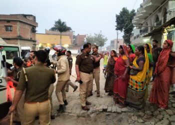 अमेठी में अंबेडकर प्रतिमा स्थापना को लेकर बवाल, महिलाओं ने किया विरोध प्रदर्शन