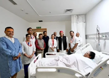 सियासत में मोहब्बत का पैगाम: मेदांता अस्पताल पहुँचे अखिलेश यादव, झुलसीं भाजपा विधायक का जाना हाल