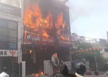 लखनऊ: अलीगंज के कोचिंग सेंटर में भीषण आग, जान बचाने के लिए इमारत से कूदे छात्र