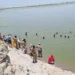 एकादशी स्नान बना दर्दनाक हादसा: भाई को बचाने के लिए नदी में कूदीं दो सगी बहनें, तेज धारा में लापता