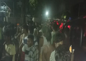 लखनऊ में बिजली संकट पर भारी बवाल: पावर हाउस पर आधी रात उग्र भीड़ का पथराव