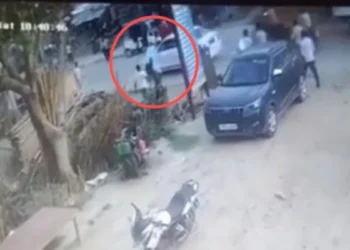 कार के वाइपर से लटकी पत्नी, 100 मीटर तक घसीटा; पति और प्रेमिका के बीच ‘हाईवोल्टेज ड्रामा