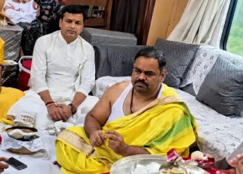 चलती ट्रेन में पूजा-पाठ का वीडियो वायरल, उठे सवाल तो भारतीय रेलवे ने बताया पूरा सच