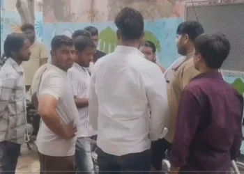 मथुरा: सब्जी मंडी में फल विक्रेताओं के दो गुटों में खूनी संघर्ष, लाठी-डंडे और कुर्सियां चलीं
