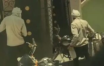 शर्मनाक करतूत: सीतापुर में दूध के डिब्बे में थूकता कैमरे में कैद हुआ आरिफ, वीडियो देख भड़के लोग