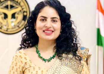 यूपी में अफसर बेटी पर मां ने दर्ज कराया मुकदमा, जमीन हड़पने का आरोप