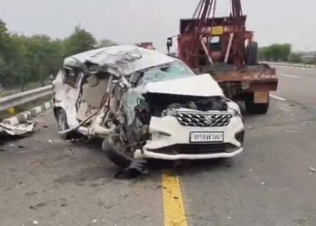 सड़क हादसा: आगरा-लखनऊ एक्सप्रेसवे पर बस और कार की टक्कर, 5 की मौत