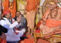 शंकराचार्य से मिले जमीन पर बैठे अखिलेश; राम मंदिर चढ़ावा विवाद पर बोले– चोरी में 99% निकलेंगे भाजपाई