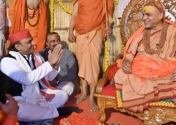 शंकराचार्य से मिले जमीन पर बैठे अखिलेश; राम मंदिर चढ़ावा विवाद पर बोले– चोरी में 99% निकलेंगे भाजपाई