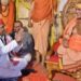 शंकराचार्य से मिले जमीन पर बैठे अखिलेश; राम मंदिर चढ़ावा विवाद पर बोले– चोरी में 99% निकलेंगे भाजपाई