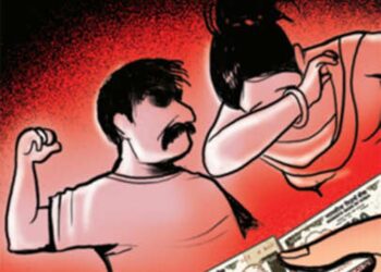 सड़क पर चप्पलों से पीटकर जेठ ने छोटे भाई की पत्नी को किया प्रताड़ित, वीडियो वायरल