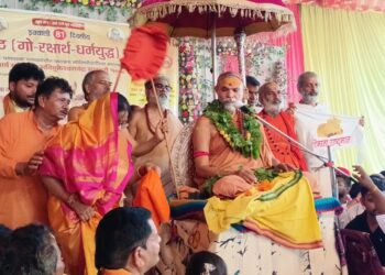 लहरपुर पहुंचे शंकराचार्य, भव्य स्वागत के बीच उठी ‘गौ माता को राष्ट्रमाता’ बनाने की मांग