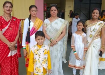 आरएलबी में स्वतंत्रता दिवस पर शान से लहराया तिरंगा, बच्चों की मनमोहक प्रस्तुतियों ने बांधा समां