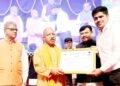 लखनऊ लोकभवन में नियुक्ति पत्र देते सीएम योगी आदित्यनाथ