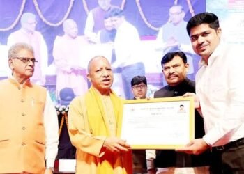 लखनऊ लोकभवन में नियुक्ति पत्र देते सीएम योगी आदित्यनाथ
