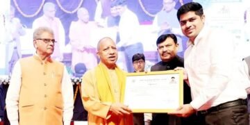 लखनऊ लोकभवन में नियुक्ति पत्र देते सीएम योगी आदित्यनाथ
