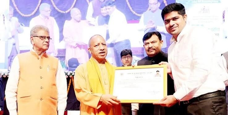 लखनऊ लोकभवन में नियुक्ति पत्र देते सीएम योगी आदित्यनाथ