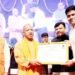 लखनऊ लोकभवन में नियुक्ति पत्र देते सीएम योगी आदित्यनाथ